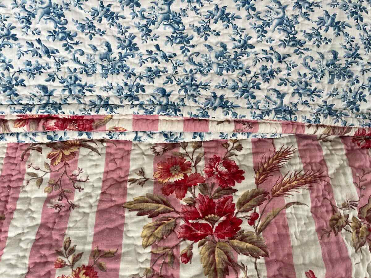 Courtepointe, piquée main double face : côté bleu chérubins ,l'autre fleuri- Linge Ancien-photo-6