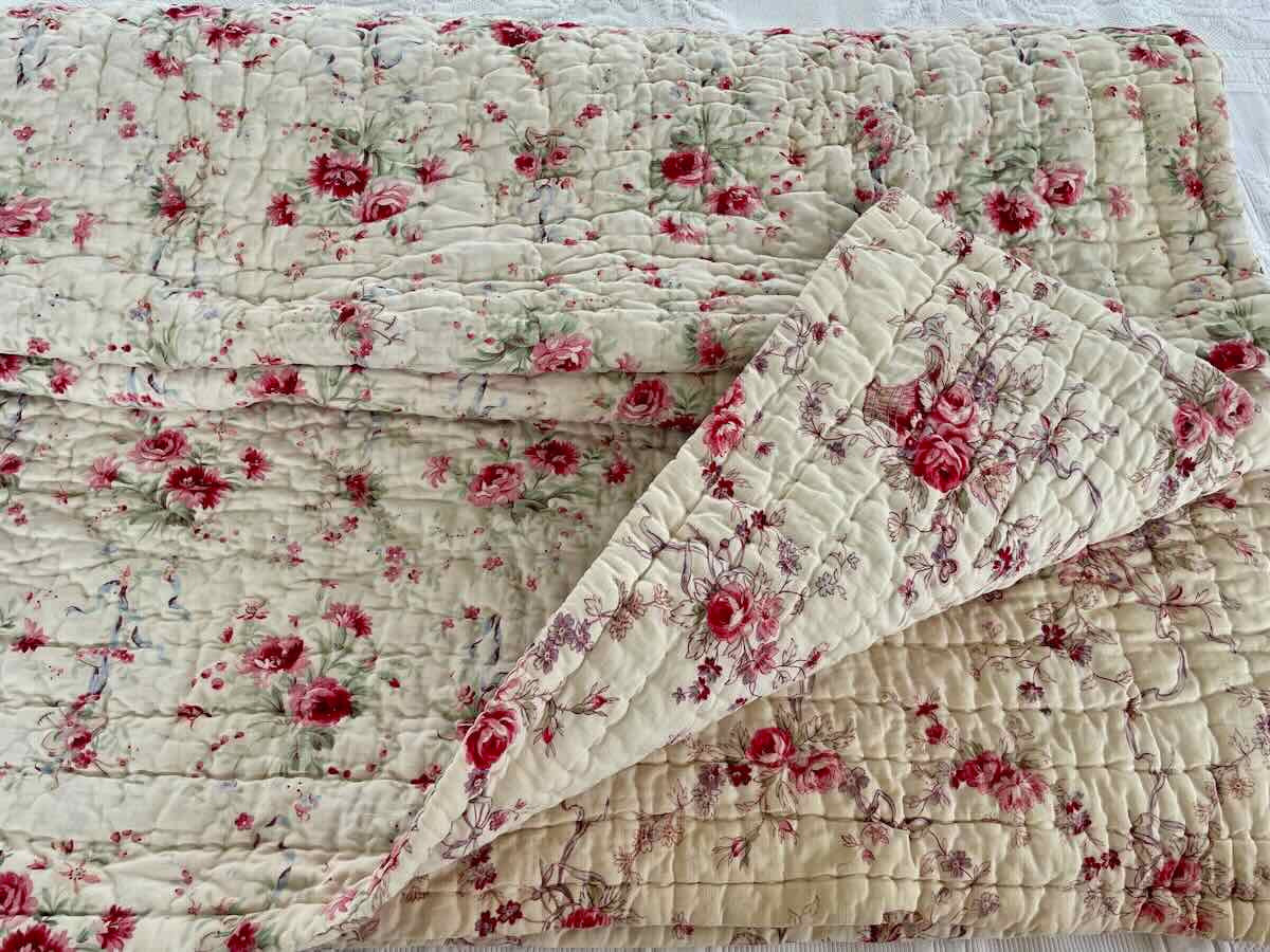 Courtepointe  piquée main : paniers fleuris, autre côté avec des bouquets fleuris- Linge Ancien-photo-3