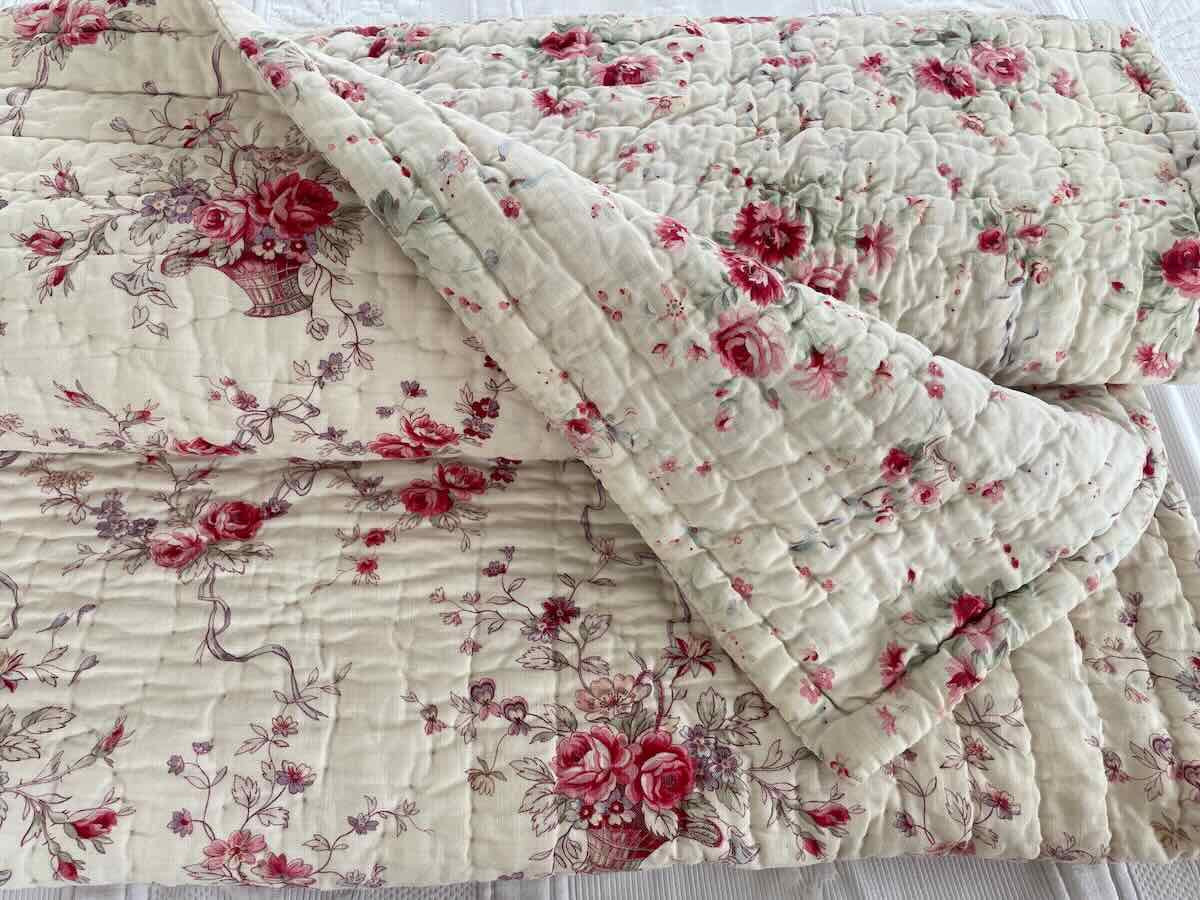 Courtepointe  piquée main : paniers fleuris, autre côté avec des bouquets fleuris- Linge Ancien-photo-4
