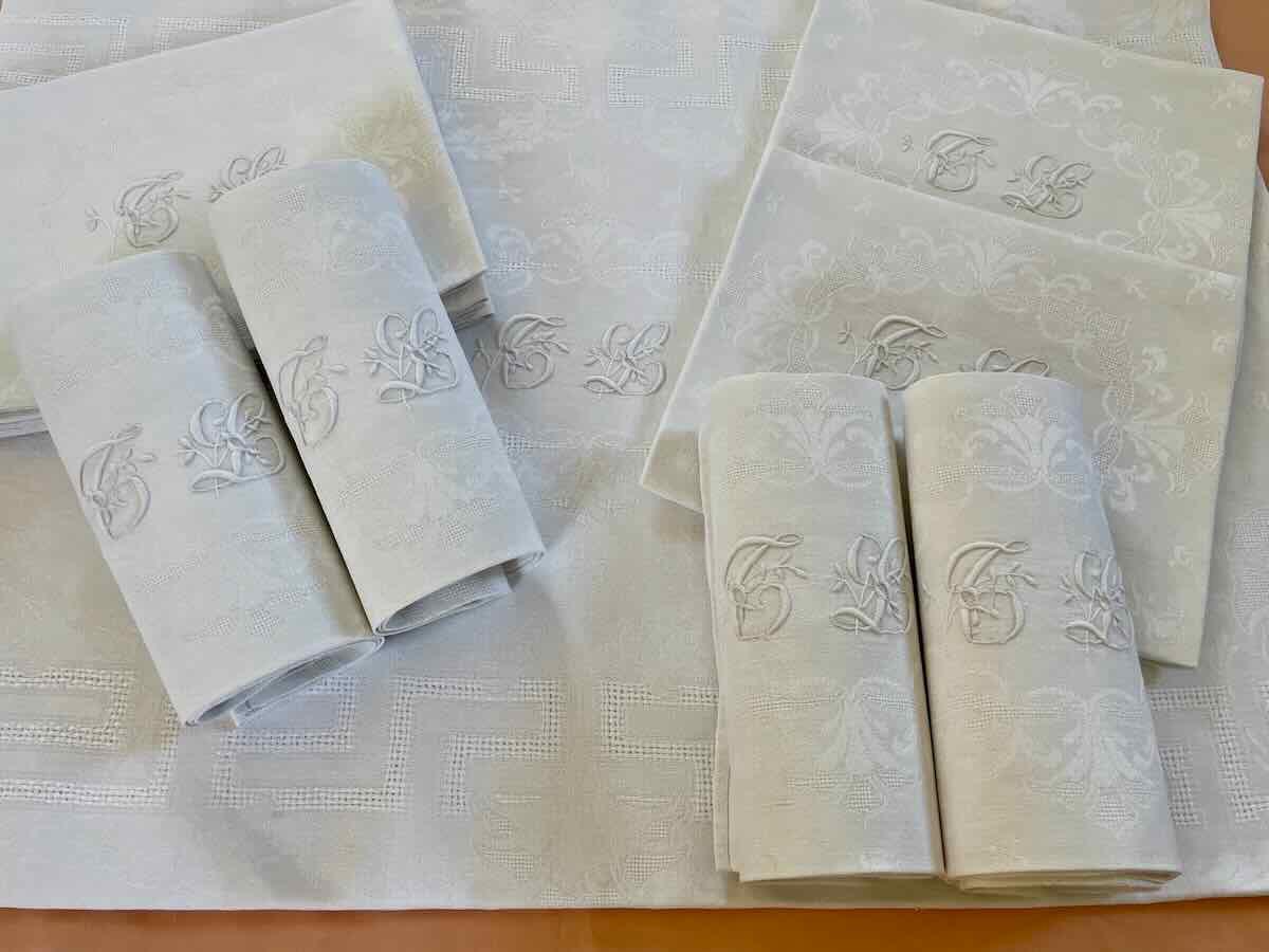 Service de table en damassé  de lin : Nappe + 10 serviettes, monos TL brodé main - Linge Ancien
