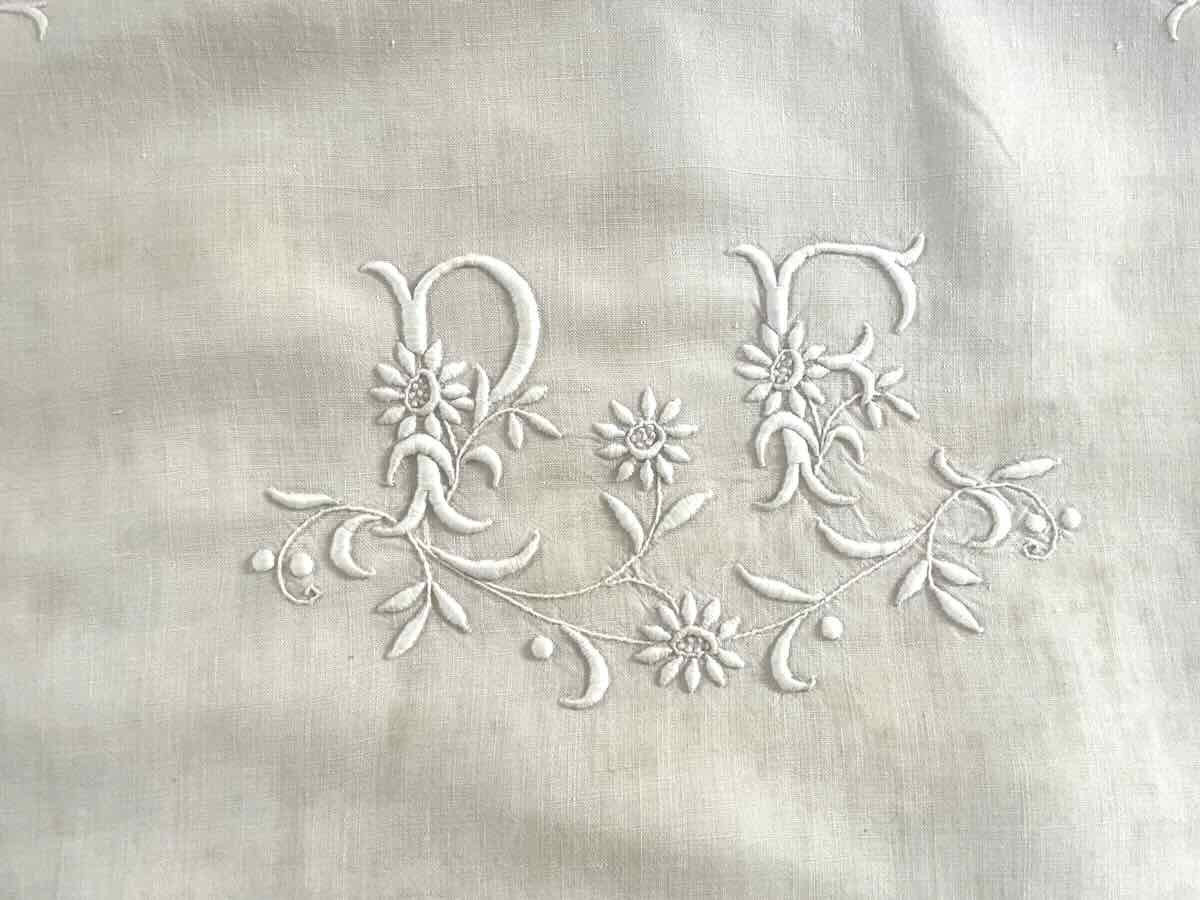 Paire de taies en lin avec broderies main et monos PF, branchages fleuris- Linge Ancien-photo-2