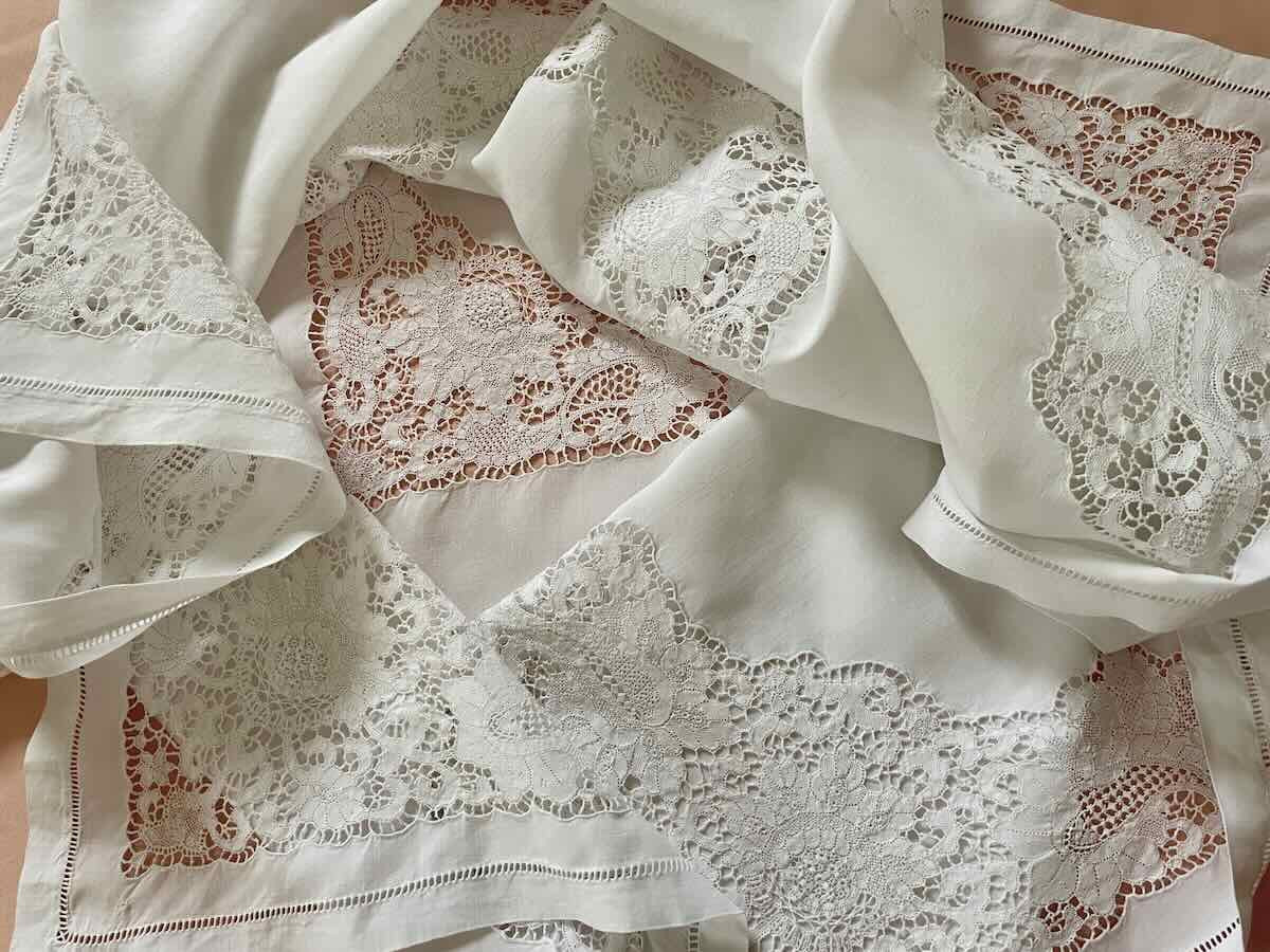 Belle petite nappe fil de lin avec insertions main à l'aiguille- Linge Ancien