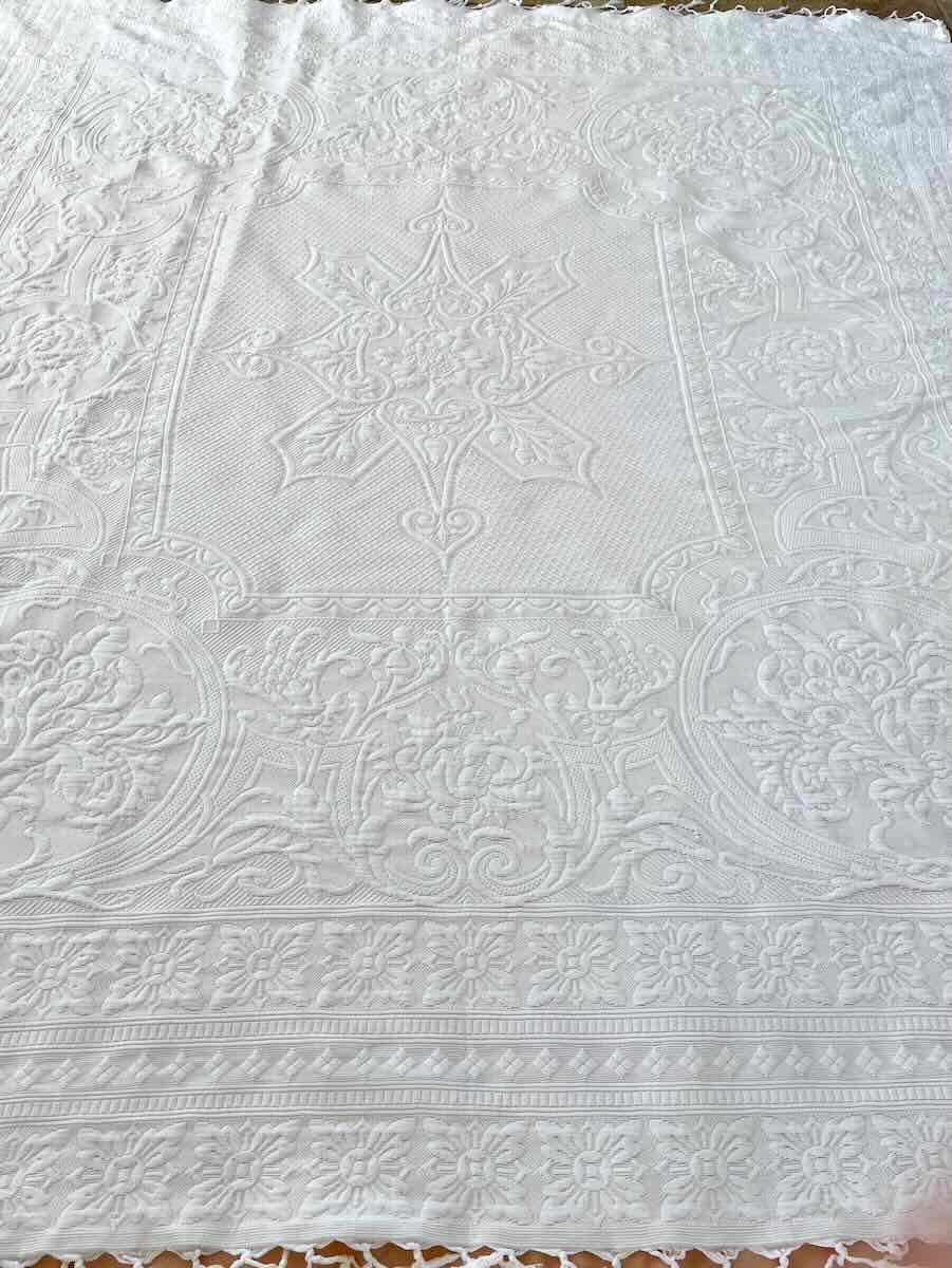 Large Marseille Pique Blanket With Beautiful Relief And Knotted Fringes - Antique Linen-photo-2