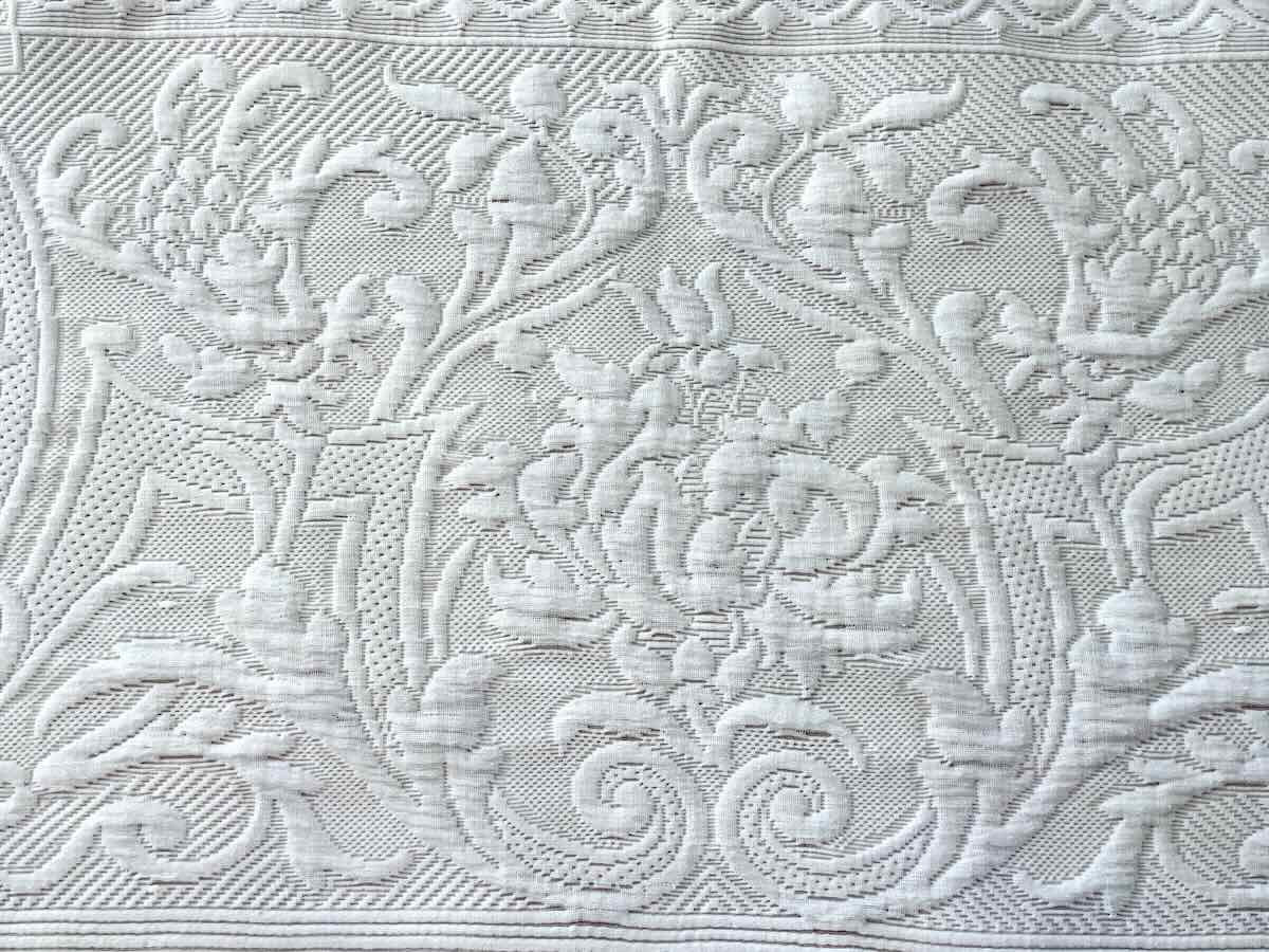 Large Marseille Pique Blanket With Beautiful Relief And Knotted Fringes - Antique Linen-photo-3