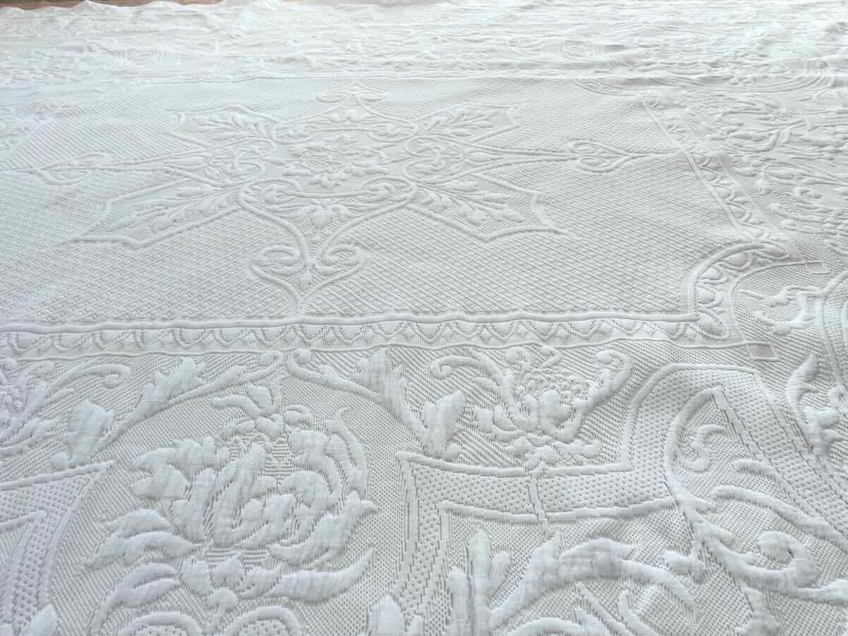 Large Marseille Pique Blanket With Beautiful Relief And Knotted Fringes - Antique Linen-photo-4