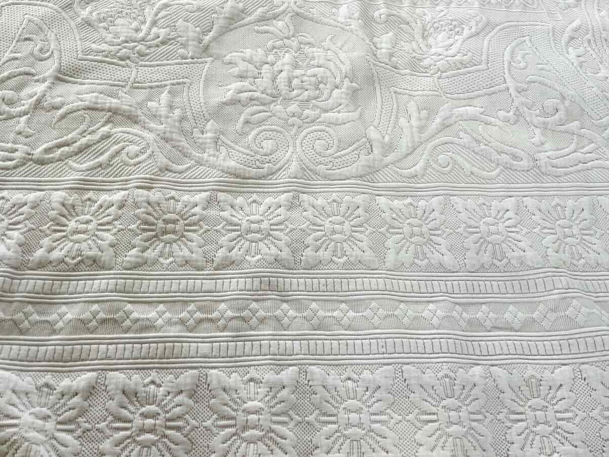 Large Marseille Pique Blanket With Beautiful Relief And Knotted Fringes - Antique Linen-photo-1