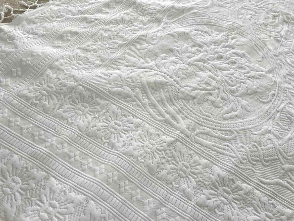 Large Marseille Pique Blanket With Beautiful Relief And Knotted Fringes - Antique Linen-photo-2