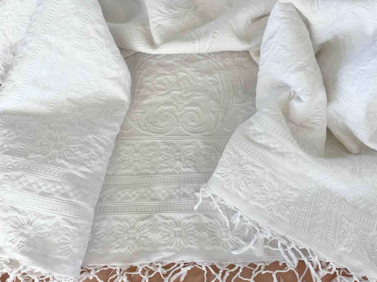 Large Marseille Pique Blanket With Beautiful Relief And Knotted Fringes - Antique Linen-photo-4