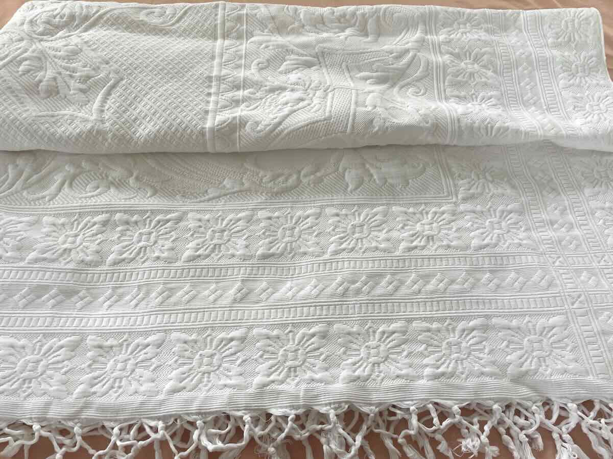 Large Marseille Pique Blanket With Beautiful Relief And Knotted Fringes - Antique Linen-photo-3