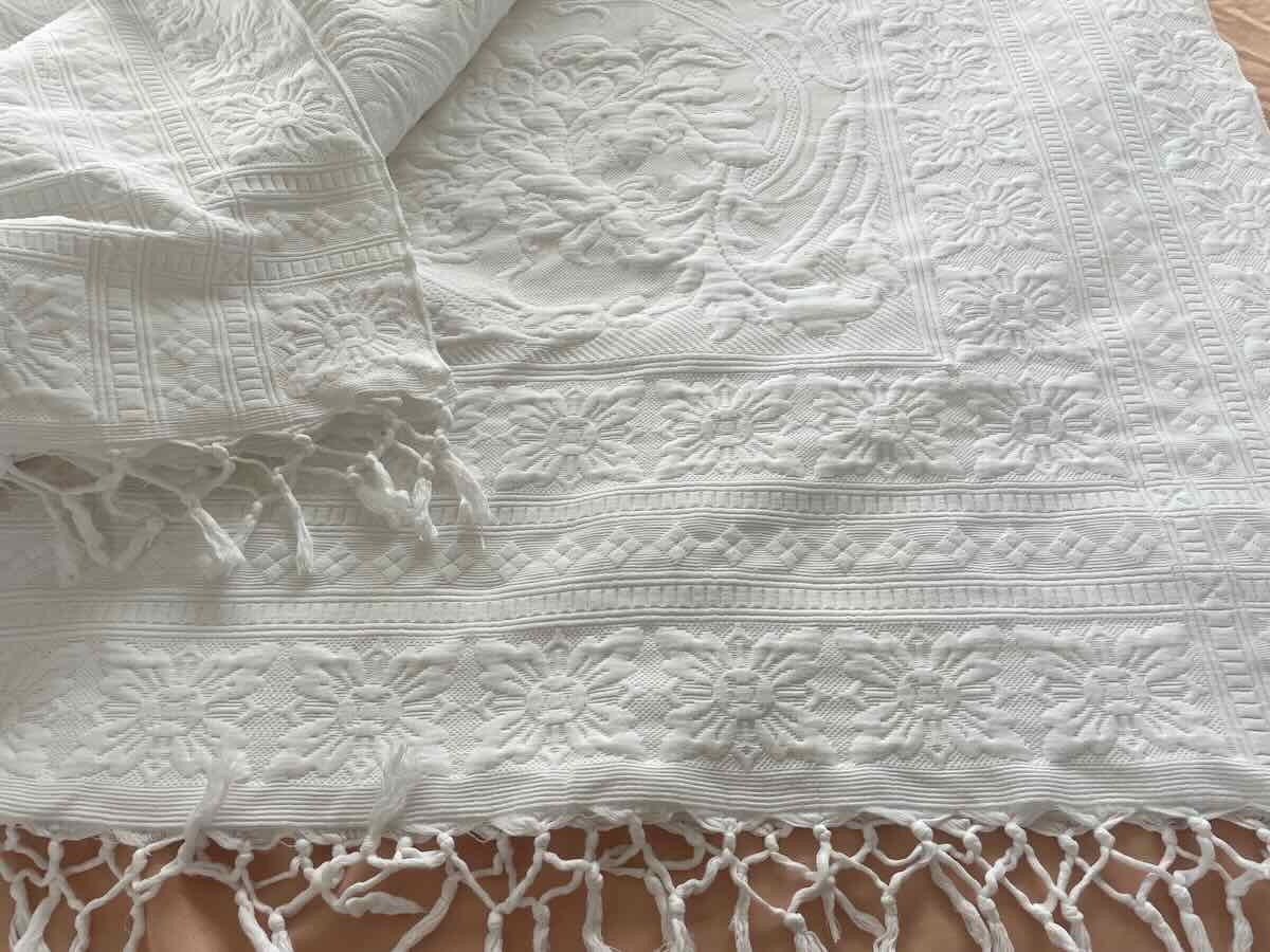 Large Marseille Pique Blanket With Beautiful Relief And Knotted Fringes - Antique Linen
