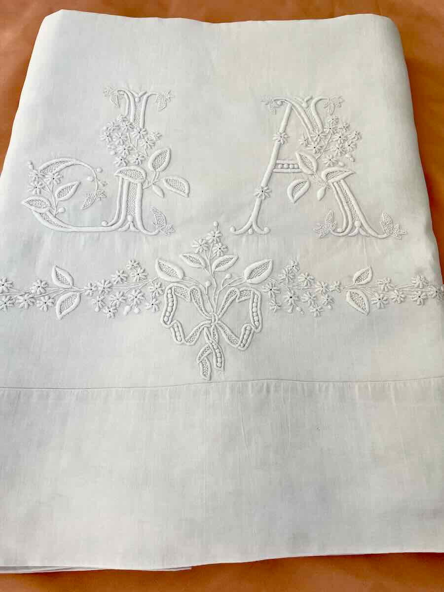 Grand  drap avec guirlande fleurie sur 1,32 m et monogramme JA sur toile lin - Linge Ancien-photo-3