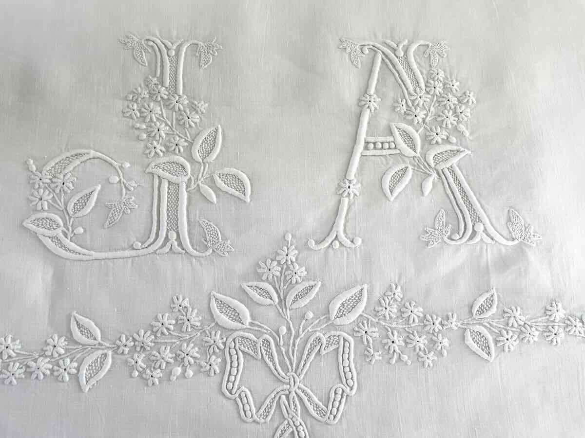Grand  drap avec guirlande fleurie sur 1,32 m et monogramme JA sur toile lin - Linge Ancien-photo-2