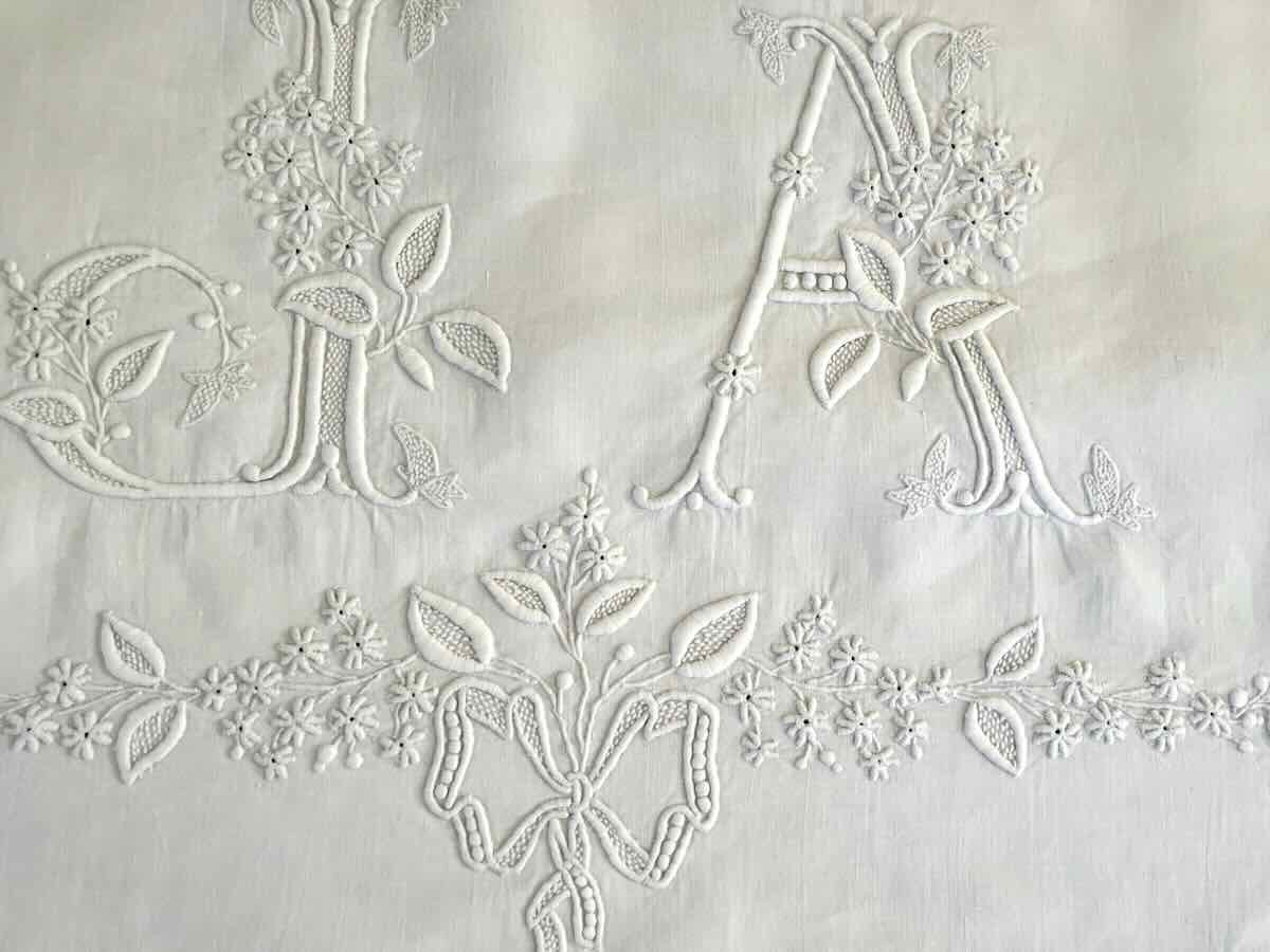 Grand  drap avec guirlande fleurie sur 1,32 m et monogramme JA sur toile lin - Linge Ancien-photo-5