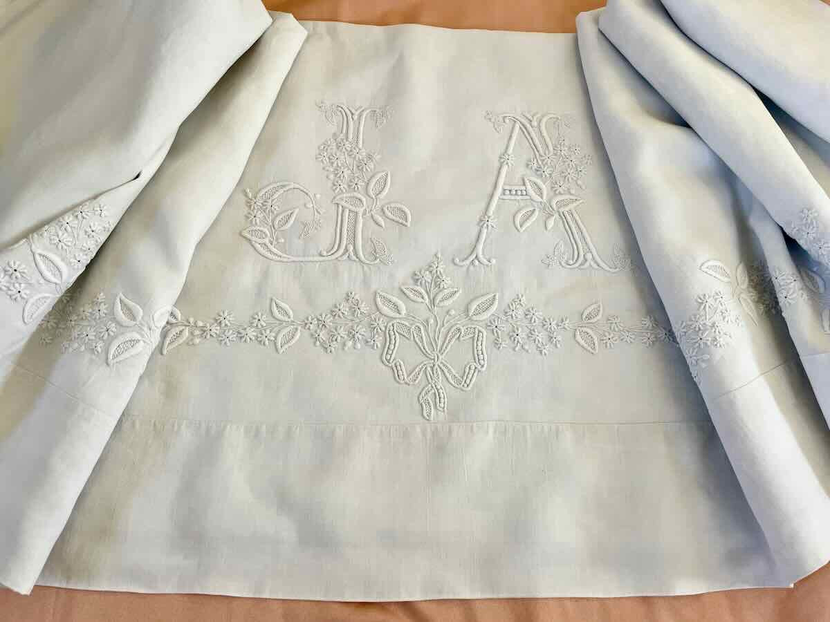 Grand  drap avec guirlande fleurie sur 1,32 m et monogramme JA sur toile lin - Linge Ancien