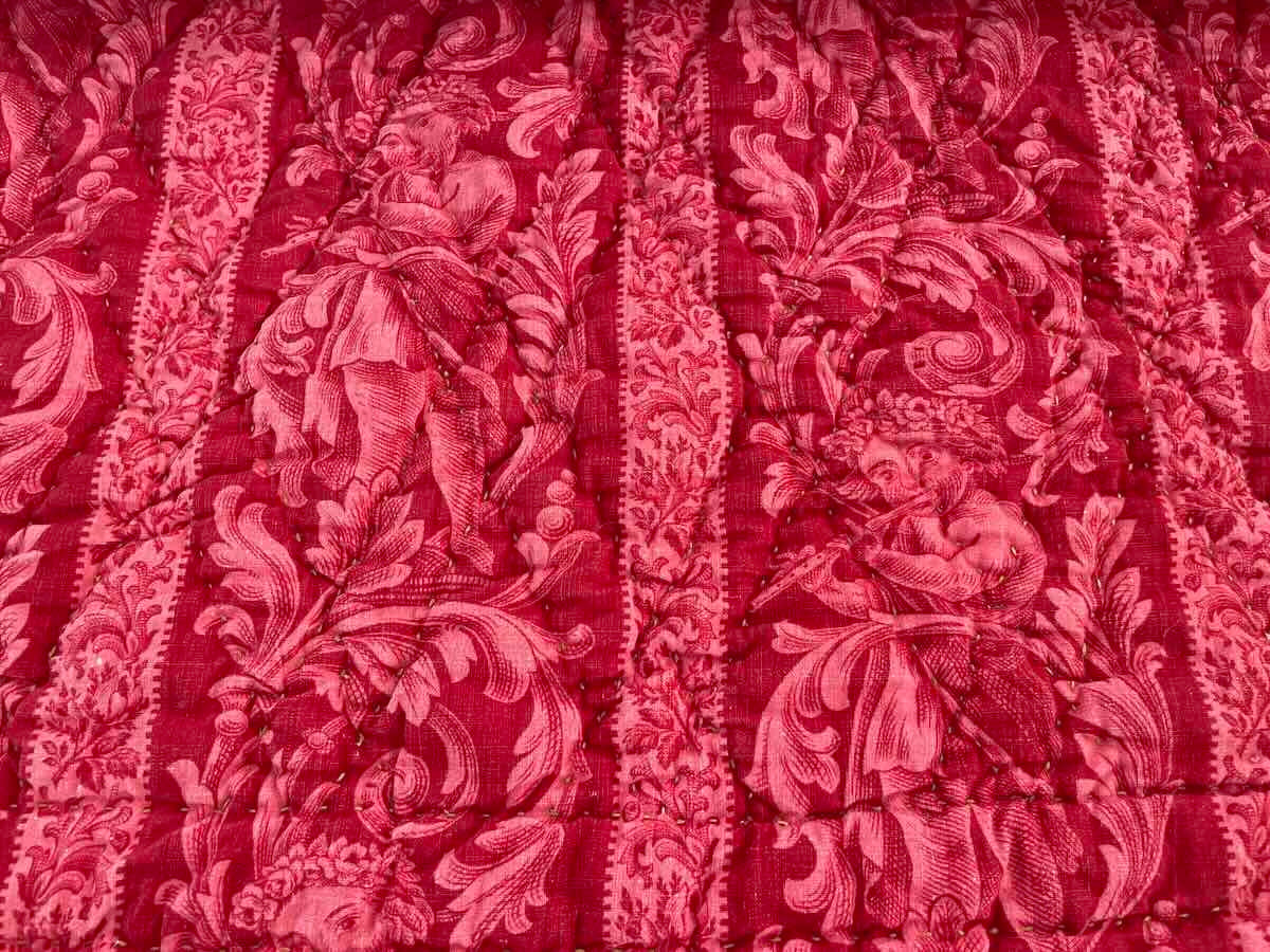 Couverture Napoléon III imprimées : petits enfants, arabesques fond rouge grenat - Linge Ancien-photo-2