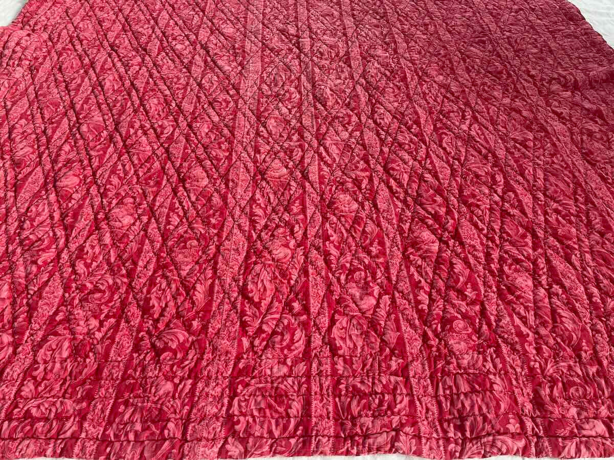 Couverture Napoléon III imprimées : petits enfants, arabesques fond rouge grenat - Linge Ancien-photo-3