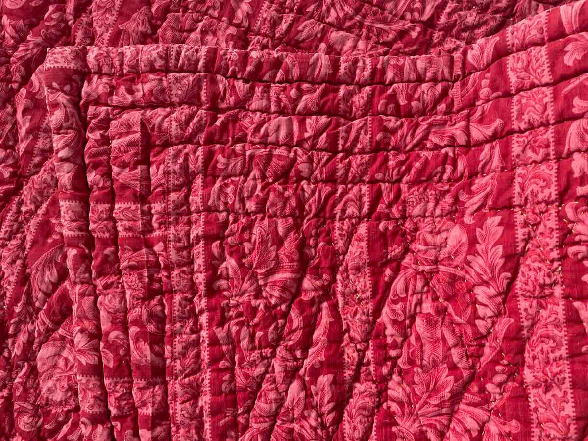 Couverture Napoléon III imprimées : petits enfants, arabesques fond rouge grenat - Linge Ancien-photo-1