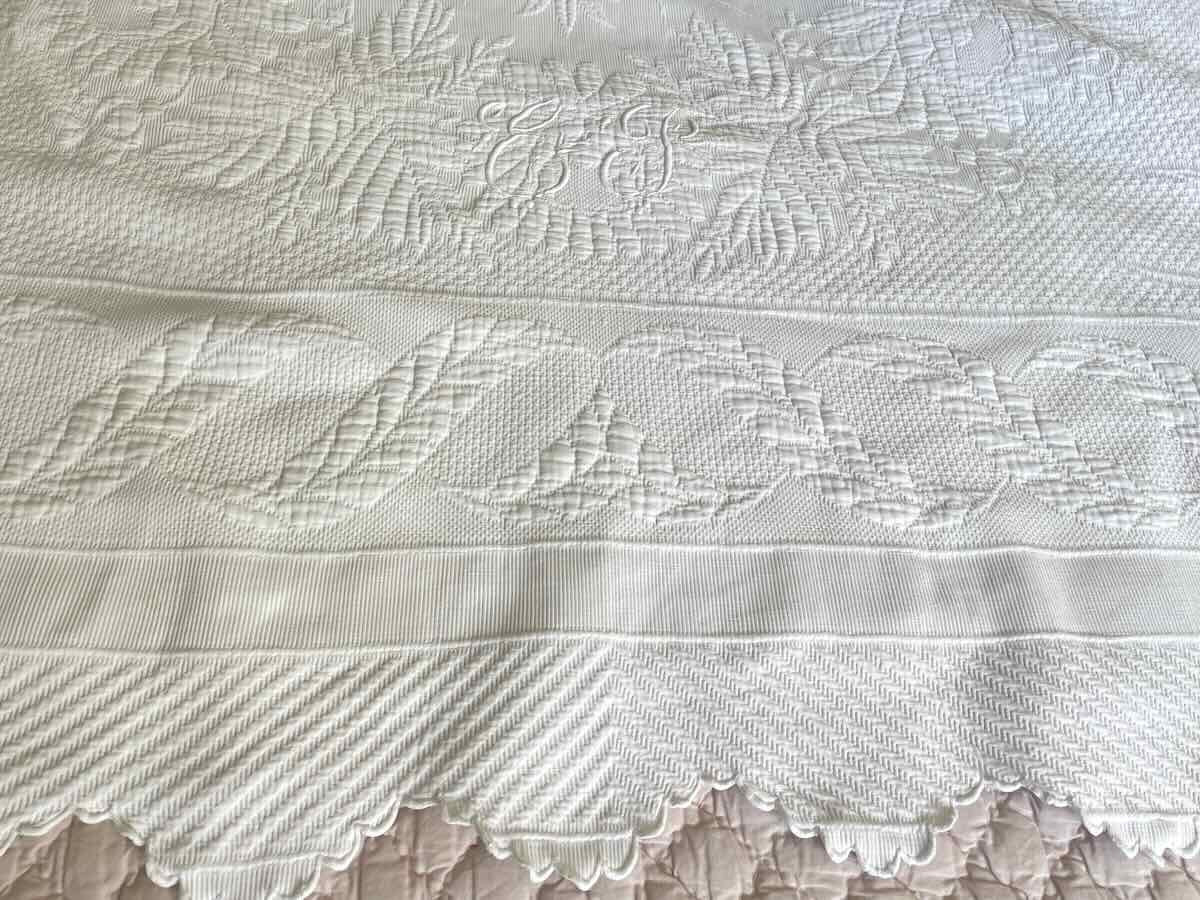 Couverture en piqué plat festonnée sur deux côtés avec relief et monogramme EP - Linge Ancien-photo-4