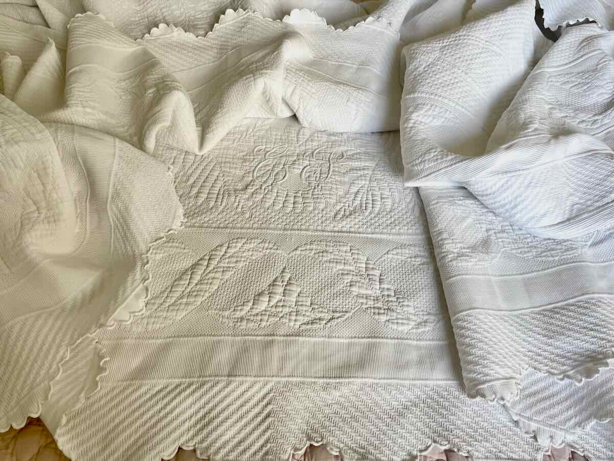 Couverture en piqué plat festonnée sur deux côtés avec relief et monogramme EP - Linge Ancien