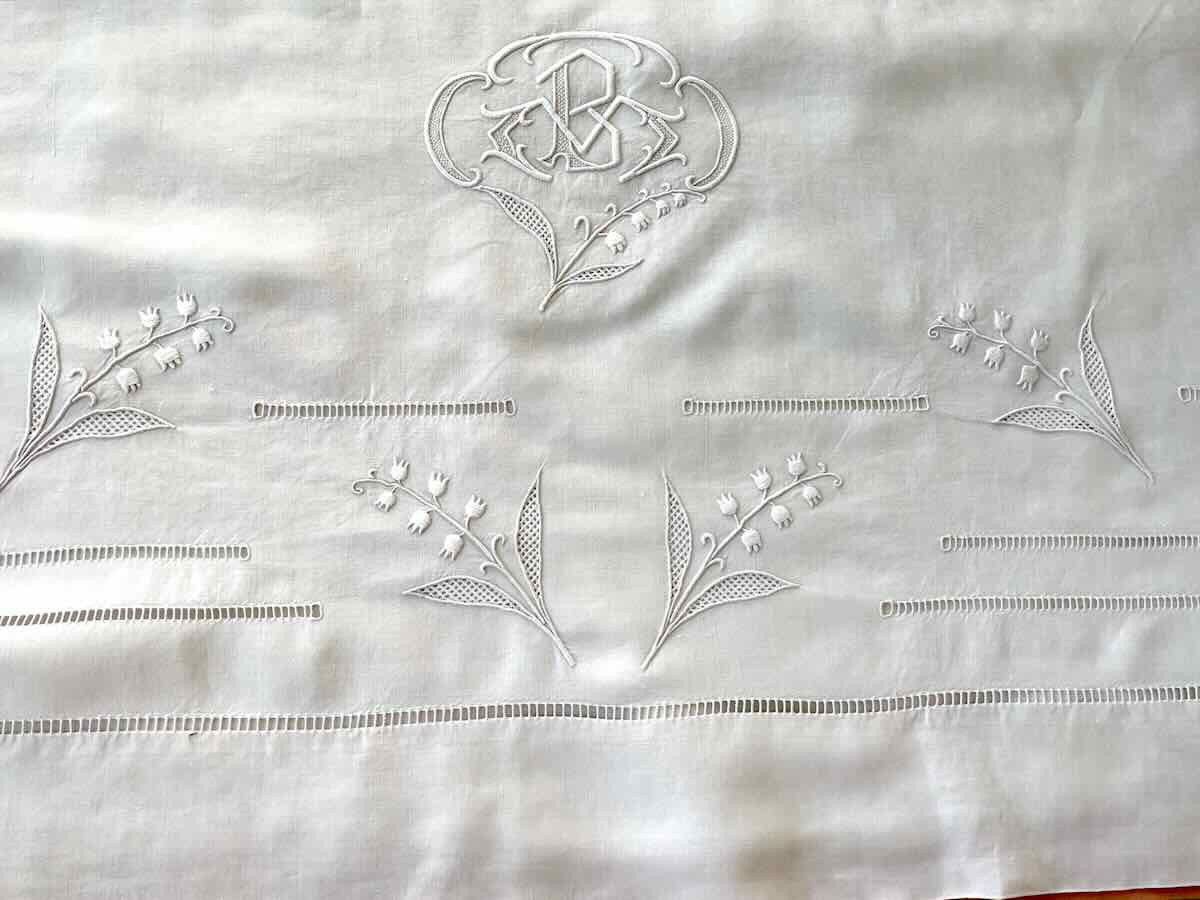 Drap avec broderie de muguets, monogramme PV broderie main sur lin fin -  Linge Ancien-photo-2