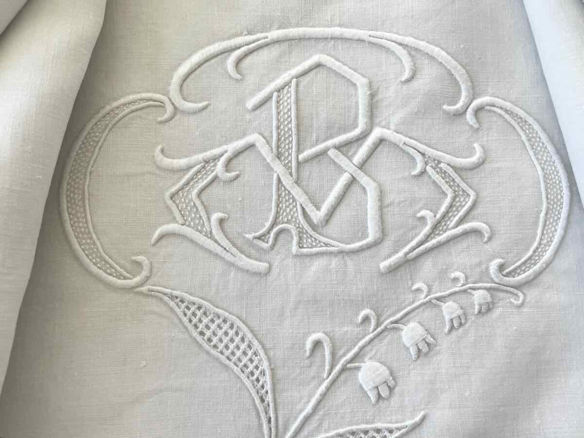 Drap avec broderie de muguets, monogramme PV broderie main sur lin fin -  Linge Ancien-photo-3