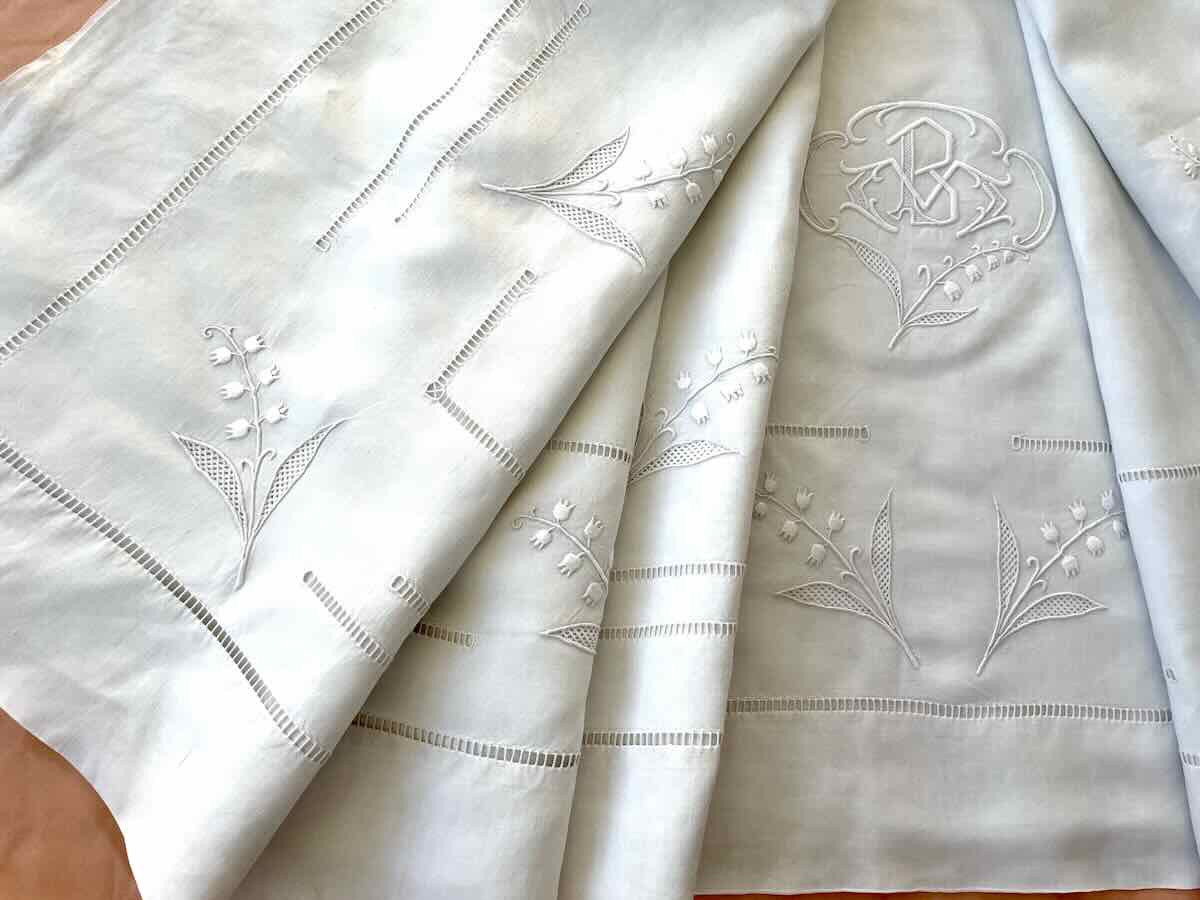 Drap avec broderie de muguets, monogramme PV broderie main sur lin fin -  Linge Ancien-photo-4