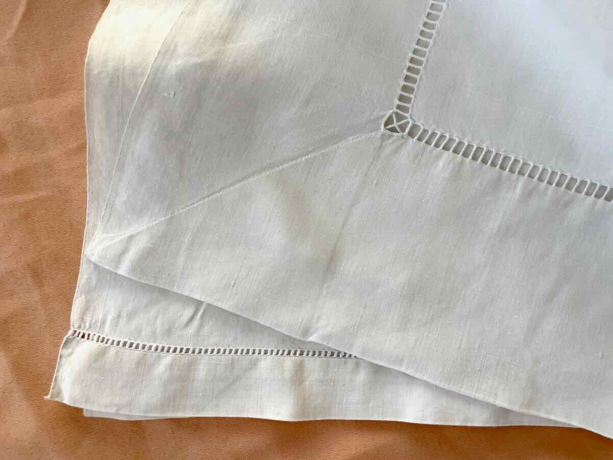 Drap avec broderie de muguets, monogramme PV broderie main sur lin fin -  Linge Ancien-photo-1