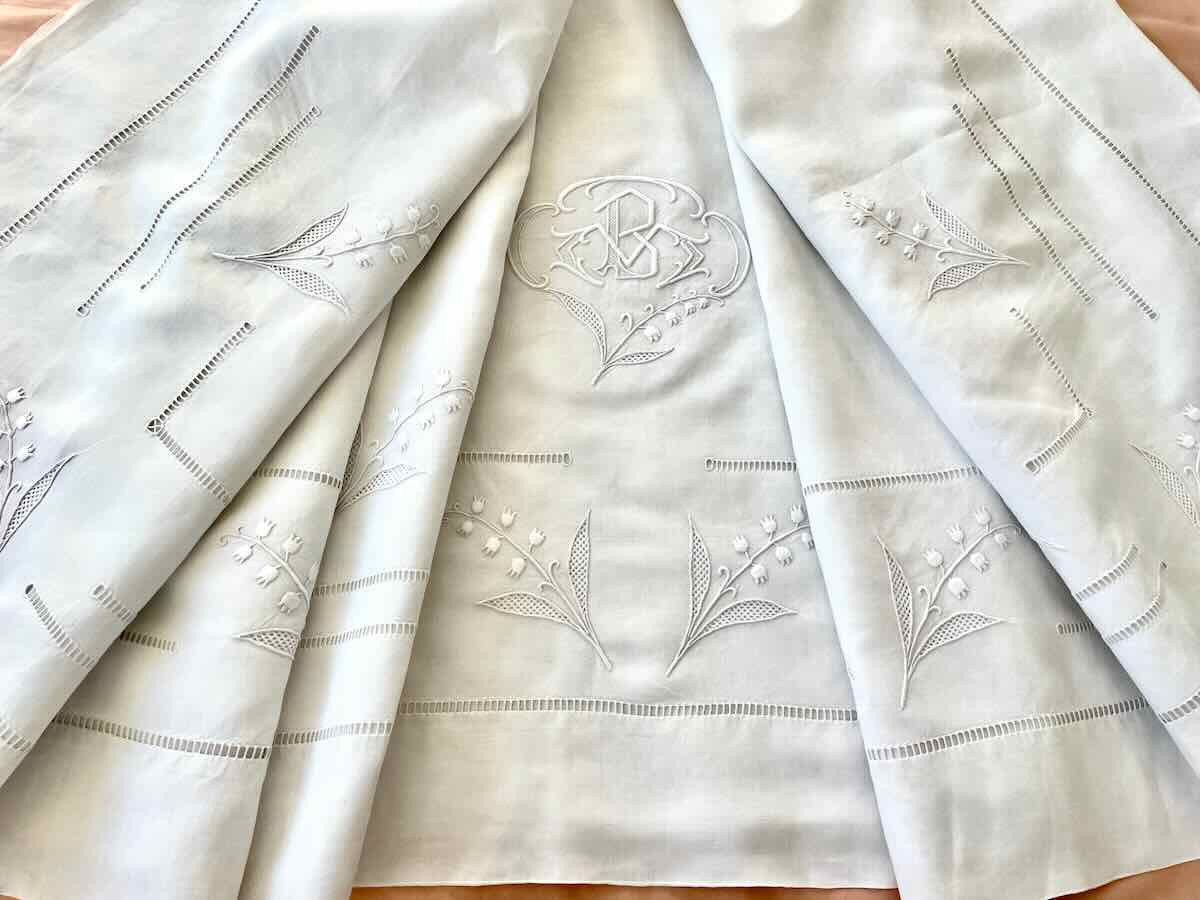 Drap avec broderie de muguets, monogramme PV broderie main sur lin fin -  Linge Ancien-photo-2