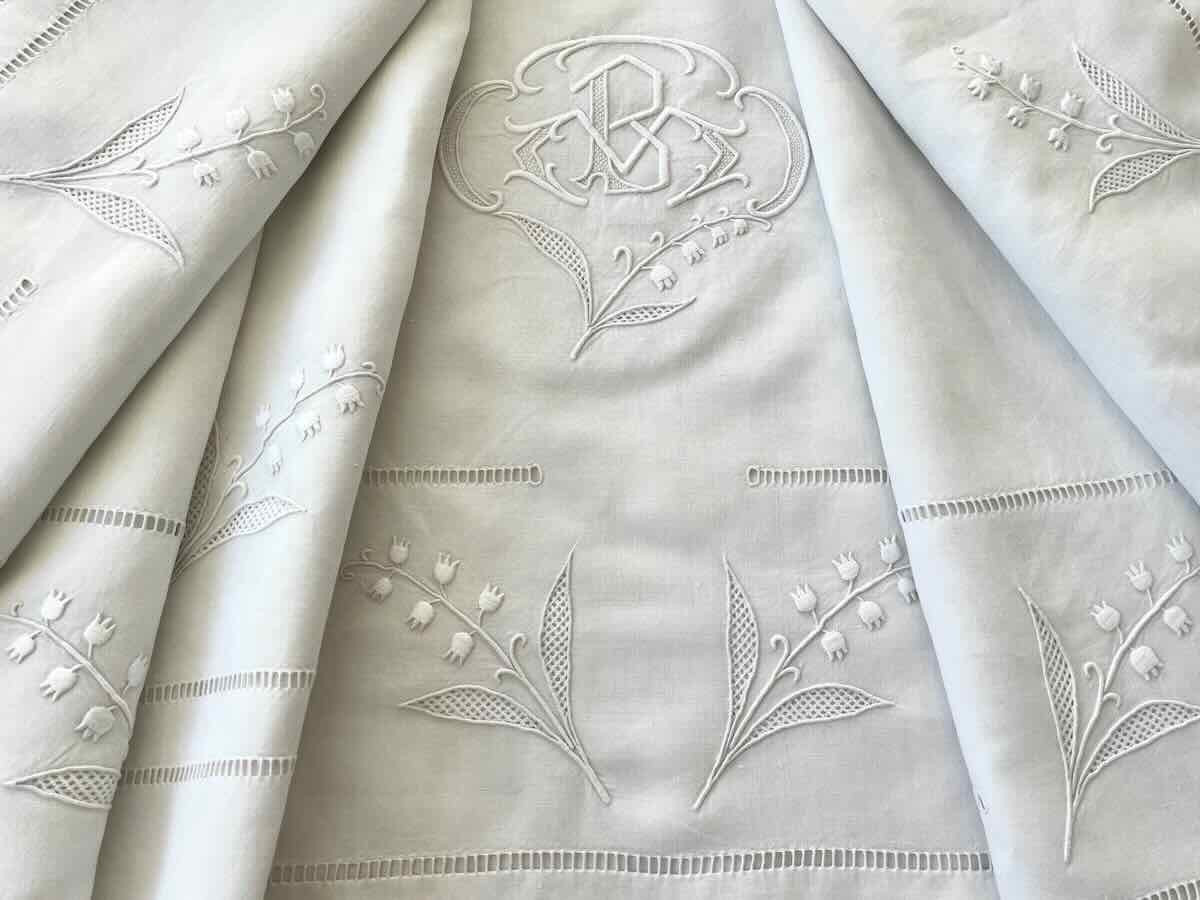 Drap avec broderie de muguets, monogramme PV broderie main sur lin fin -  Linge Ancien