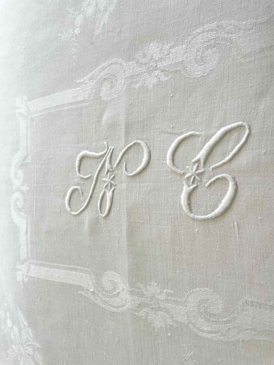 Nappe en damassé de lin fin,blanc, monos NC, motifs fleurs et encadrement rubans - Linge Ancien-photo-4