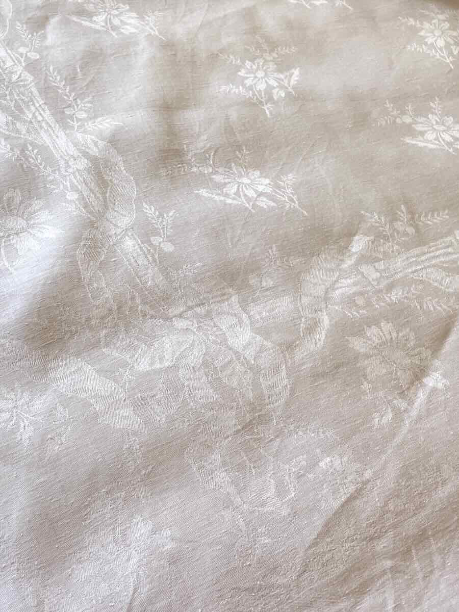 Nappe en damassé de lin fin,blanc, monos NC, motifs fleurs et encadrement rubans - Linge Ancien-photo-1