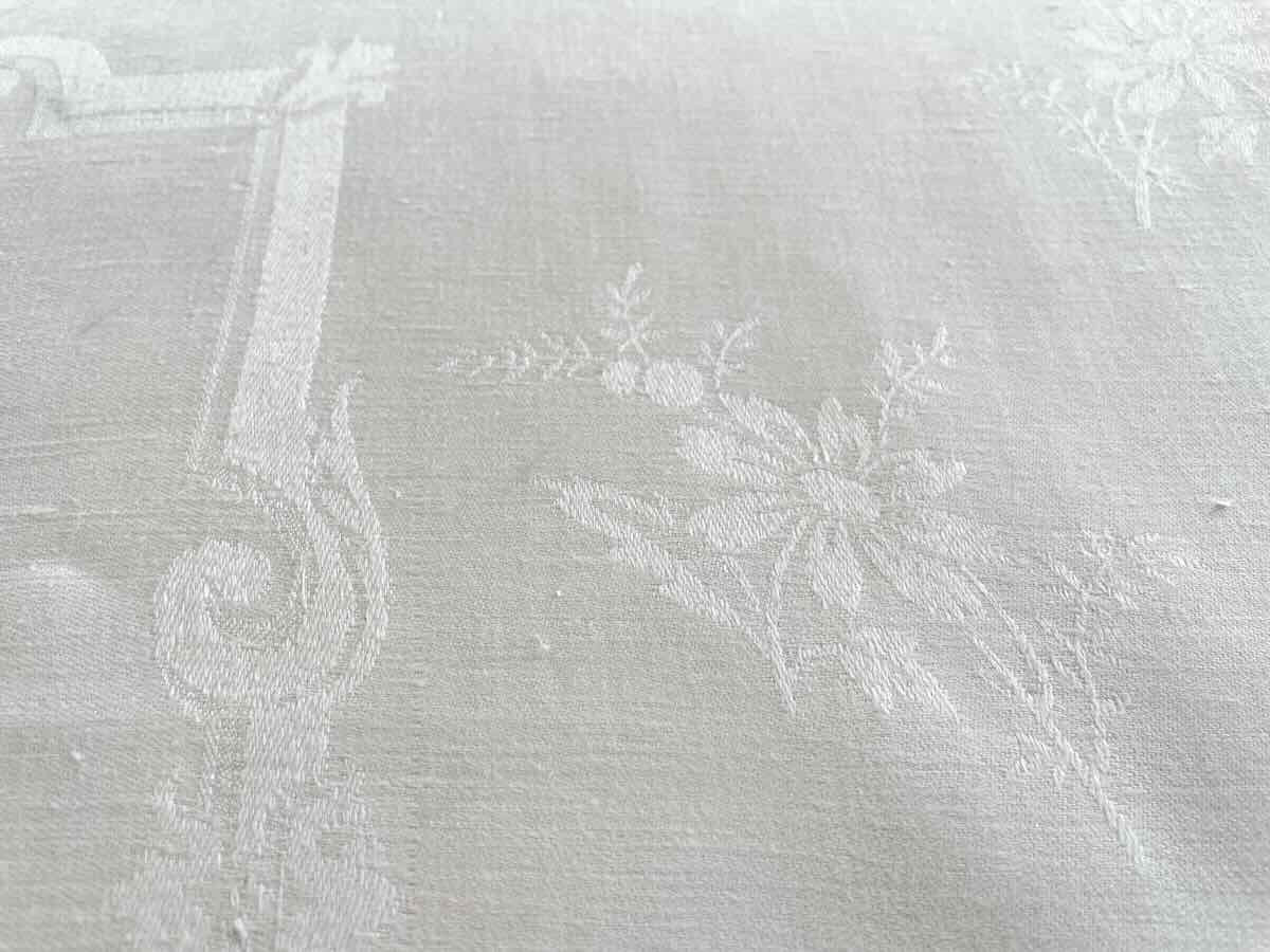 Nappe en damassé de lin fin,blanc, monos NC, motifs fleurs et encadrement rubans - Linge Ancien-photo-2