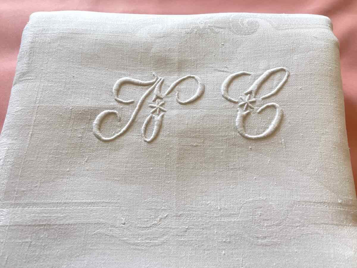 Nappe en damassé de lin fin,blanc, monos NC, motifs fleurs et encadrement rubans - Linge Ancien-photo-4