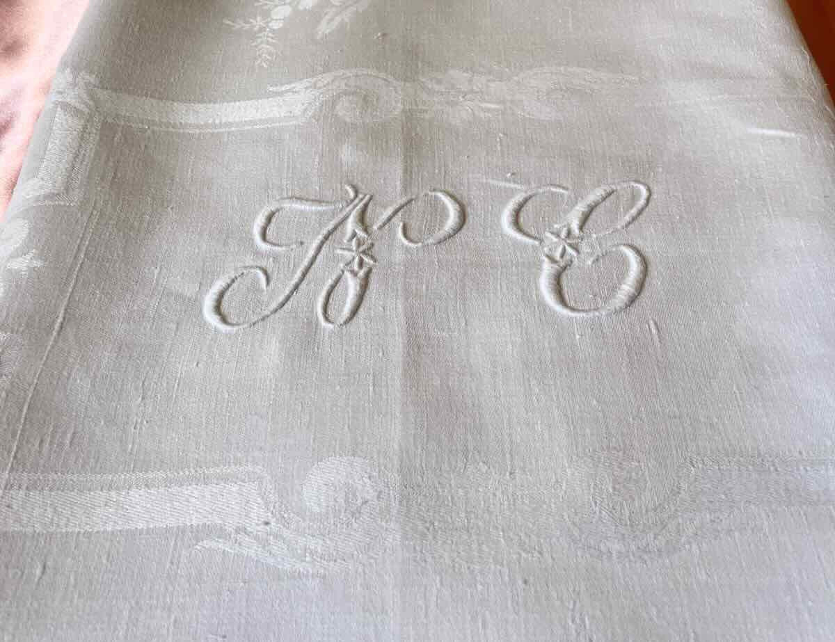 Nappe en damassé de lin fin,blanc, monos NC, motifs fleurs et encadrement rubans - Linge Ancien
