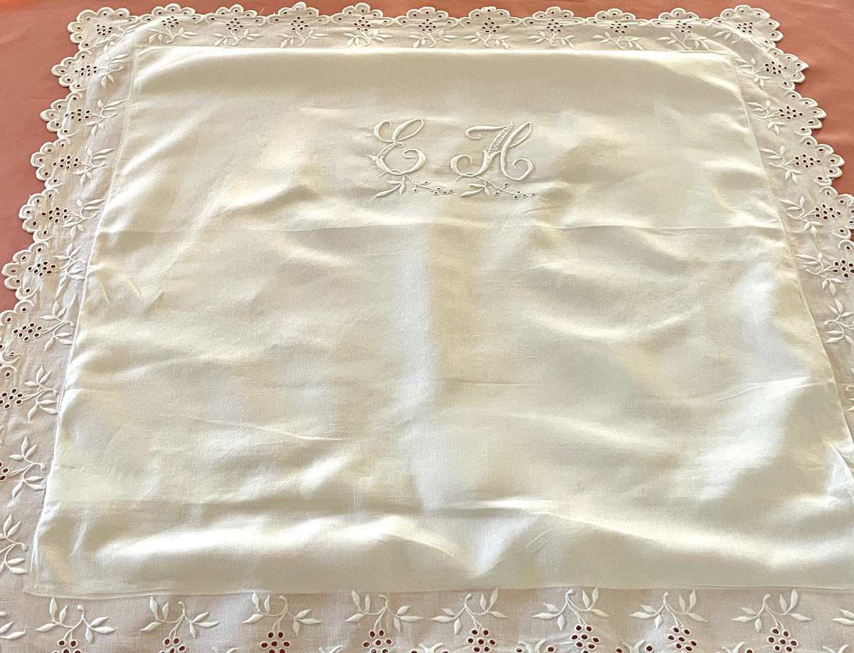 Beautiful Scalloped Pillowcase With English Embroidery And Large Eh Monogram On Fine Linen - Antique Linen-photo-2