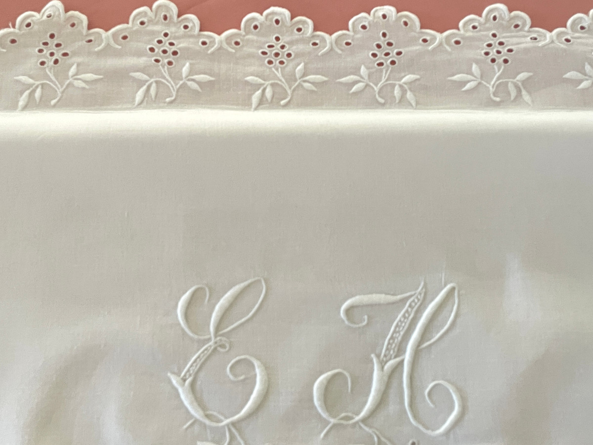 Beautiful Scalloped Pillowcase With English Embroidery And Large Eh Monogram On Fine Linen - Antique Linen-photo-1