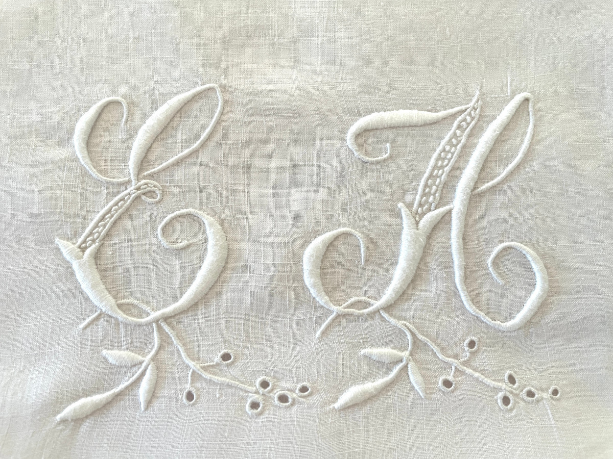 Beautiful Scalloped Pillowcase With English Embroidery And Large Eh Monogram On Fine Linen - Antique Linen-photo-2