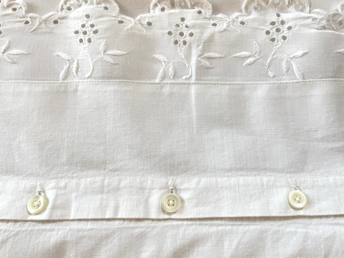 Beautiful Scalloped Pillowcase With English Embroidery And Large Eh Monogram On Fine Linen - Antique Linen-photo-3