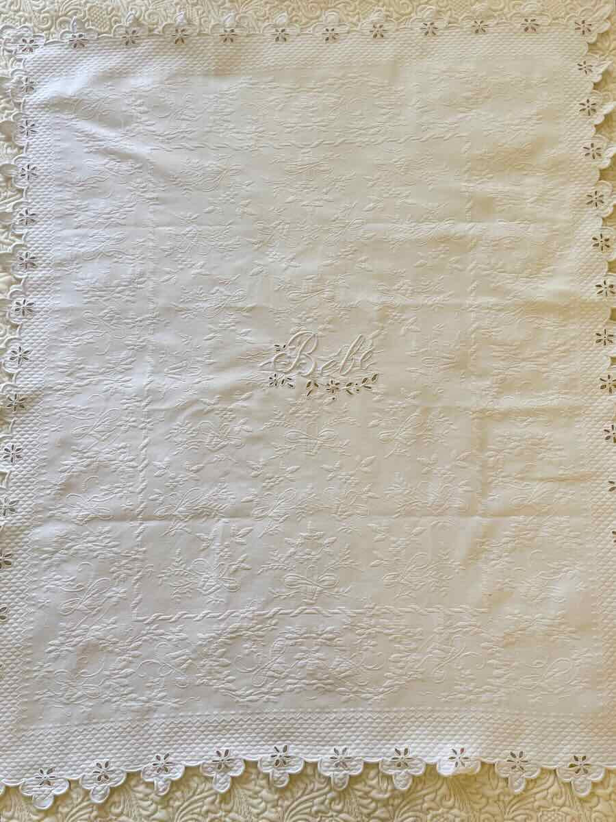 Petite couverture festonnée en piqué brodé de l'inscription :  Bébé - Linge Ancien-photo-2