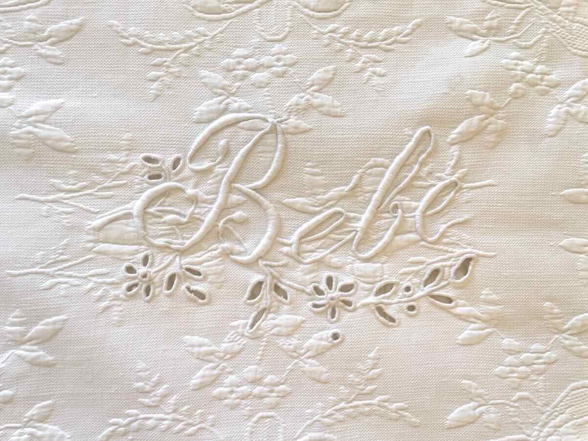 Petite couverture festonnée en piqué brodé de l'inscription :  Bébé - Linge Ancien-photo-3