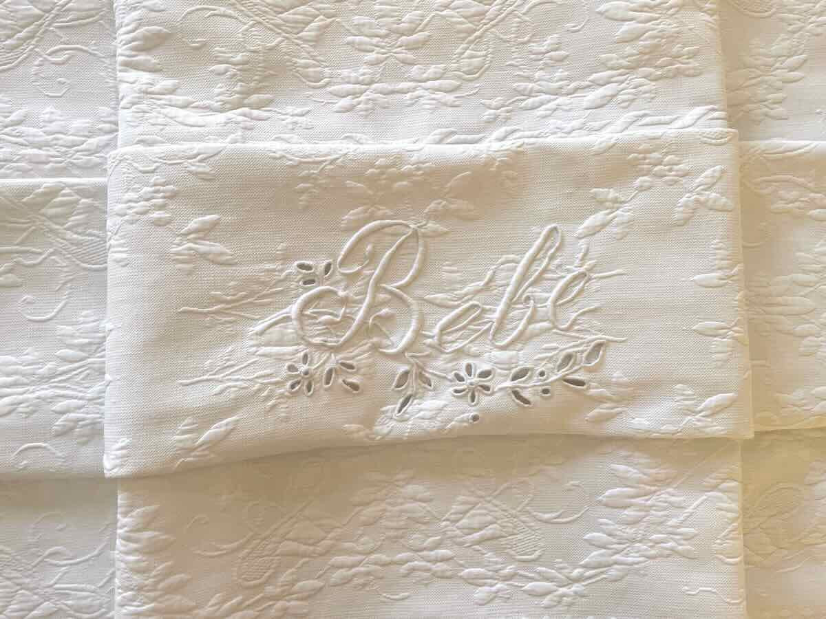 Petite couverture festonnée en piqué brodé de l'inscription :  Bébé - Linge Ancien-photo-1