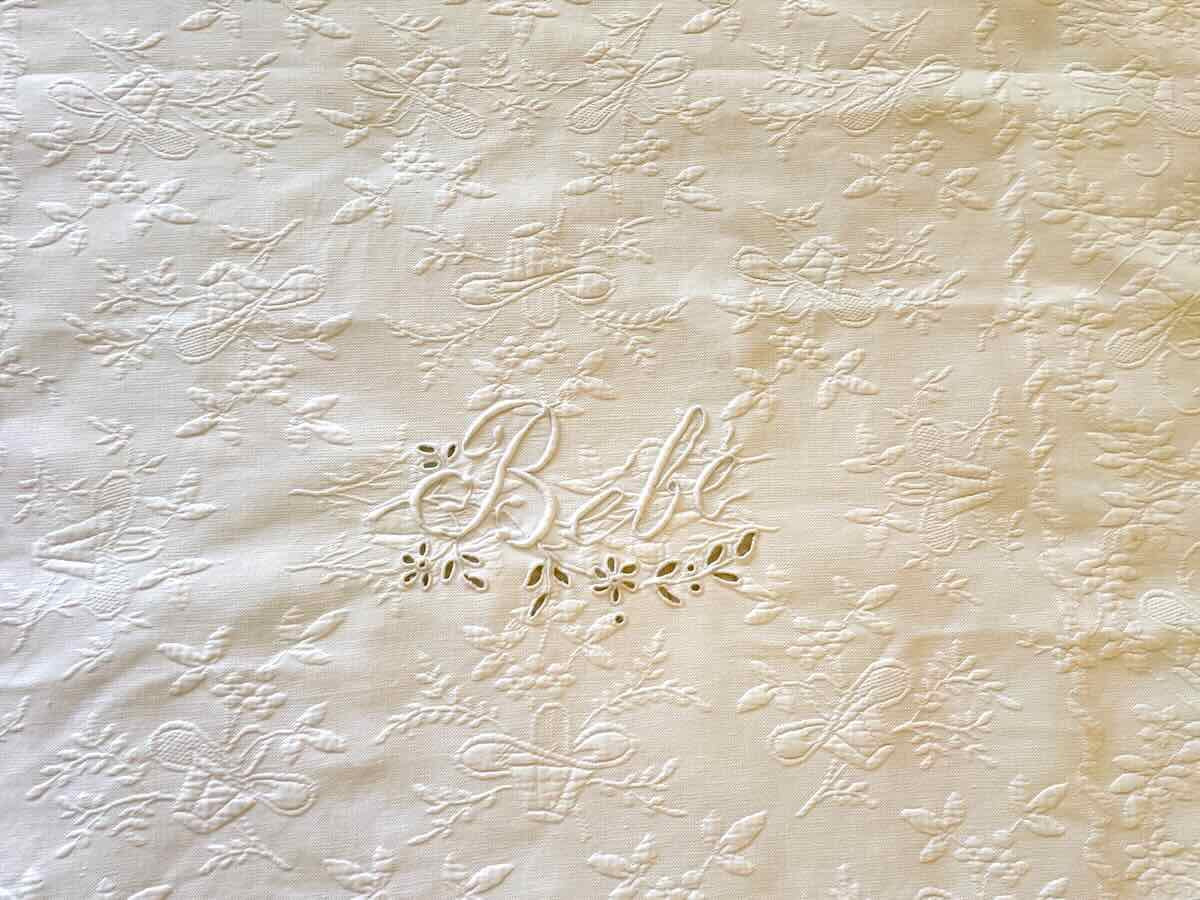 Petite couverture festonnée en piqué brodé de l'inscription :  Bébé - Linge Ancien-photo-3