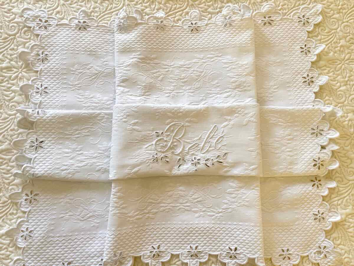 Petite couverture festonnée en piqué brodé de l'inscription :  Bébé - Linge Ancien-photo-4
