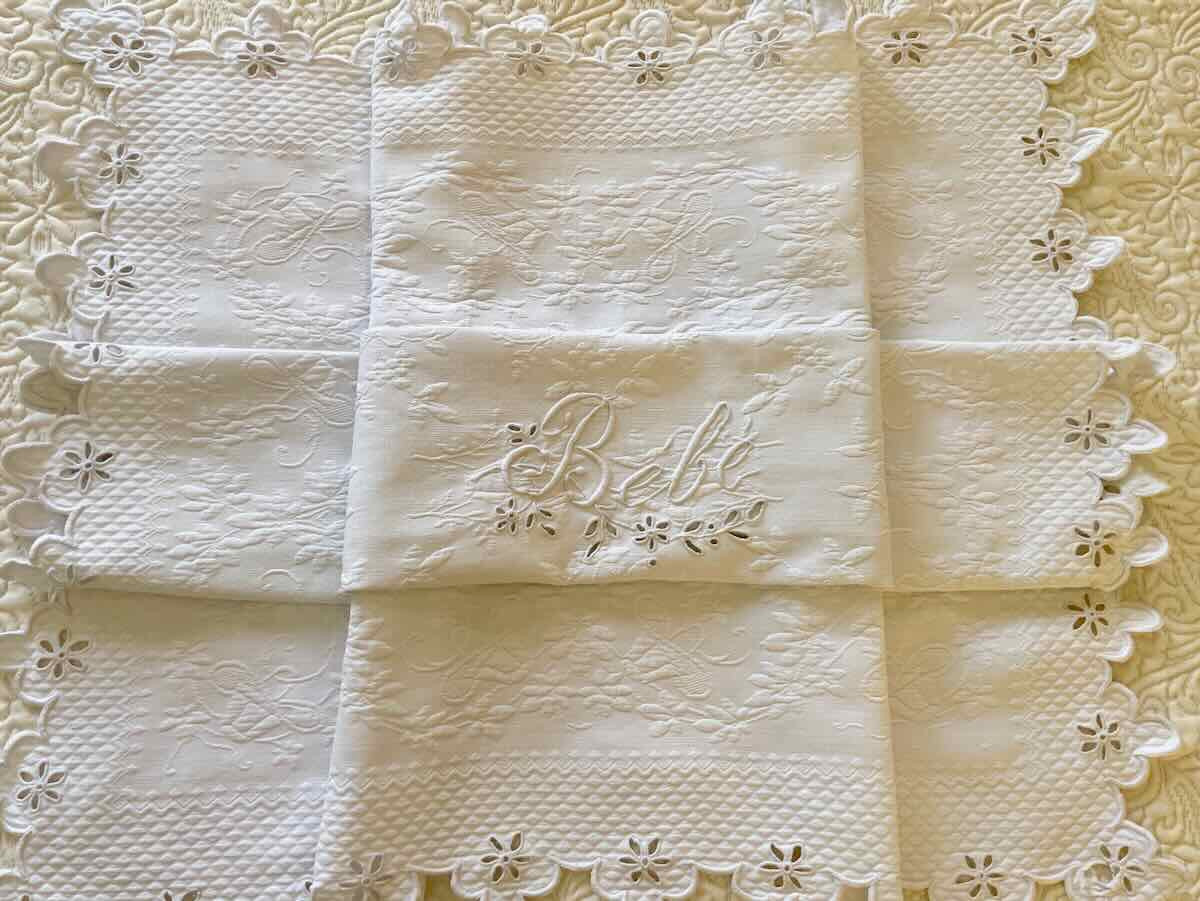 Petite couverture festonnée en piqué brodé de l'inscription :  Bébé - Linge Ancien