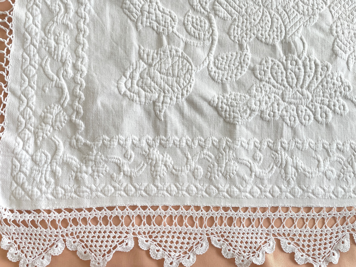 Beautiful White Quilt With An Imposing Floral Pattern - Antique Linen-photo-2