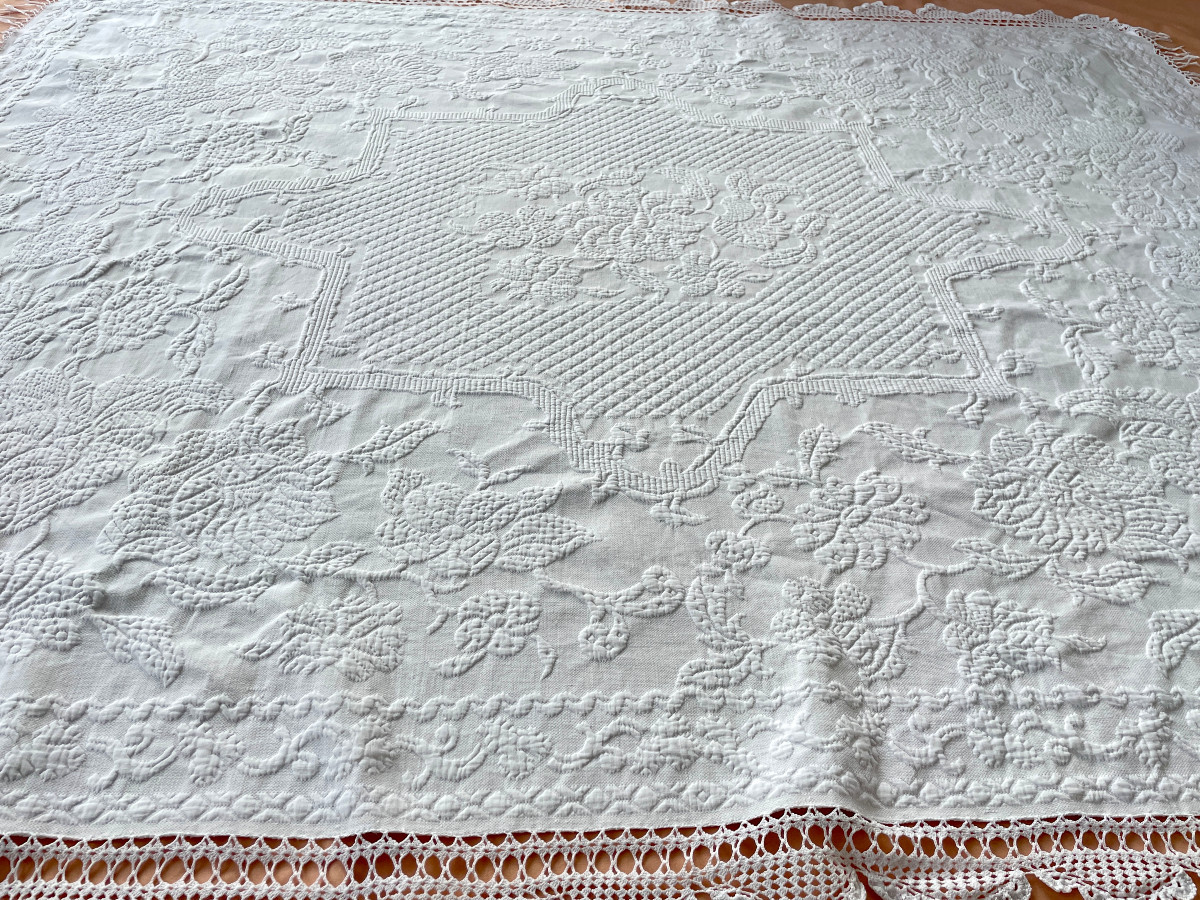 Beautiful White Quilt With An Imposing Floral Pattern - Antique Linen-photo-1