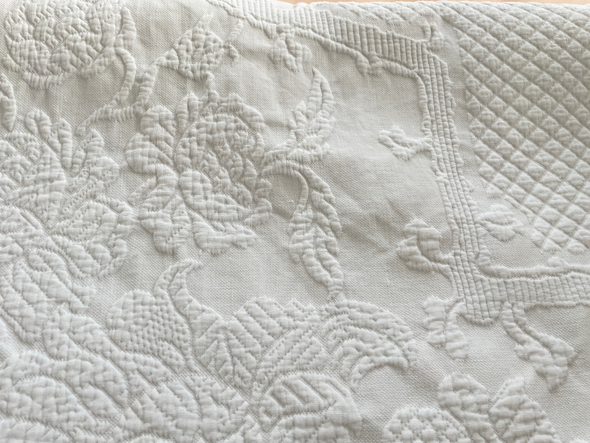 Beautiful White Quilt With An Imposing Floral Pattern - Antique Linen-photo-3