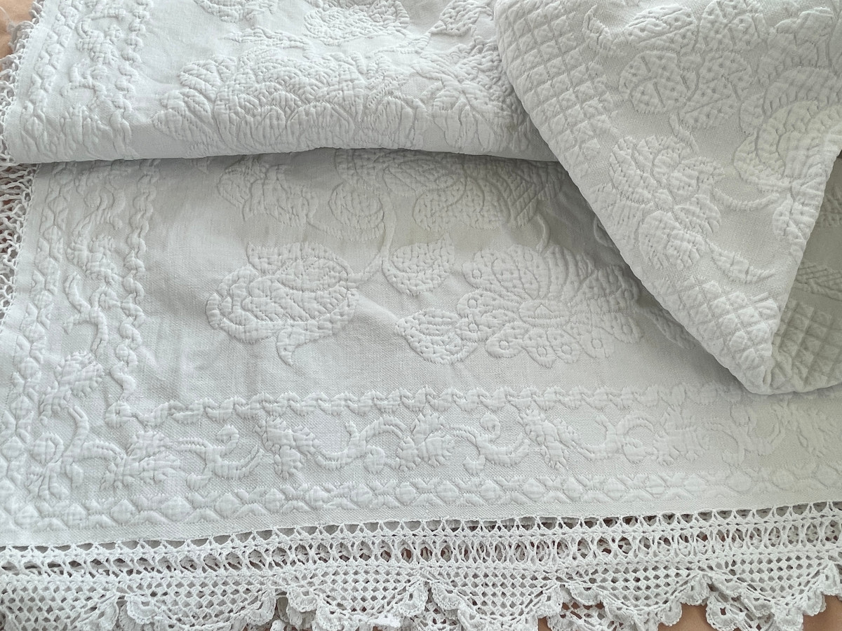 Beautiful White Quilt With An Imposing Floral Pattern - Antique Linen-photo-4