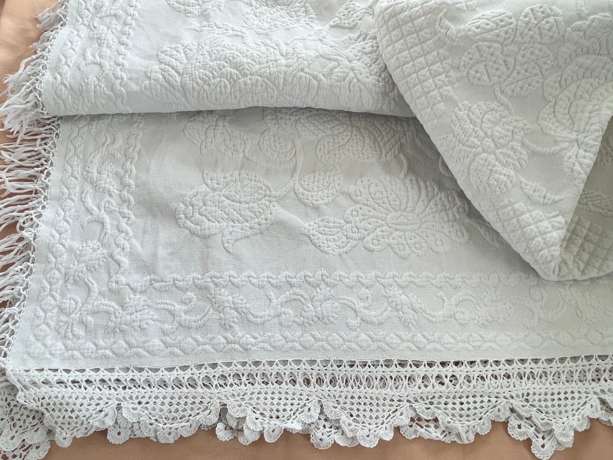 Beautiful White Quilt With An Imposing Floral Pattern - Antique Linen