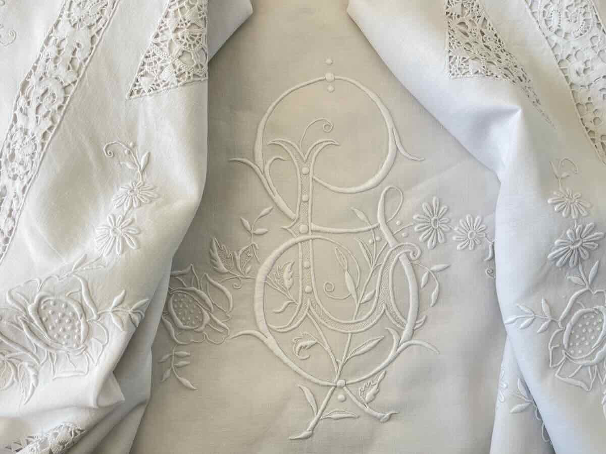 Formal Bedsheet, Gl Monogram Entirely Hand-embroidered On Fine White Linen - Antique Linen-photo-1
